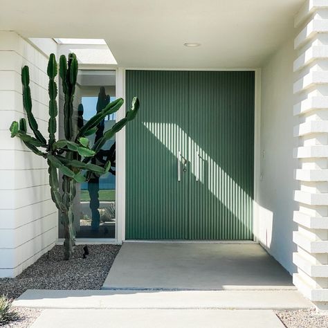 Modern Front Porch Decor, Exterior Paint Colours, Modern Front Porches, Mid Century Modern Exterior, Mid Century Exterior, Mcm House, Modern Entrance, Green Door, Casa Exterior