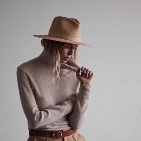 SIMONE | #janessaleone Hat Outfit Winter, Camel Pants, Neutral Tone Outfits, Look Zara, Camel Outfit, Beige Hat, Hat Outfit, Beige Outfit, Winter Boho