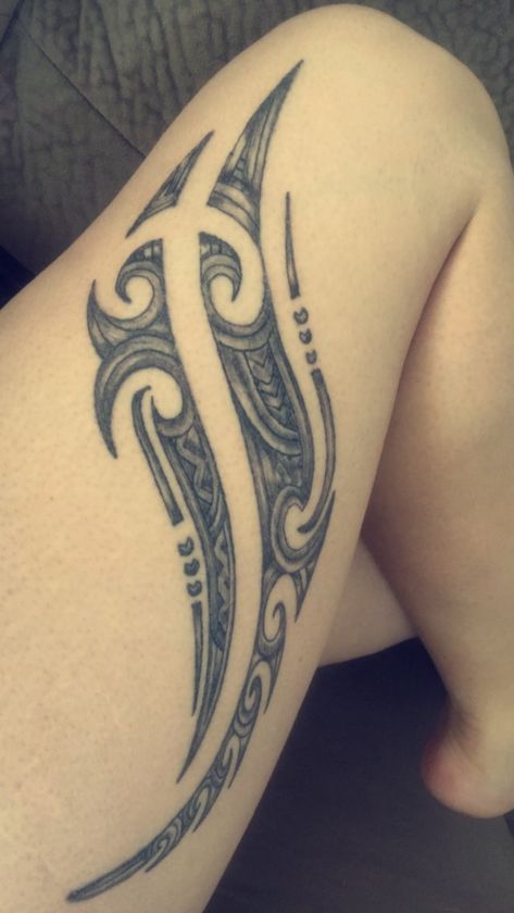 Ta Moko Women Thigh, Thigh Tamoko, Ta Moko Women Leg, Maori Tattoo Leg, Māori Designs, Surfer Tattoo, Ta Moko Tattoo, Samoan Tattoos, Polynesian Tattoos Women