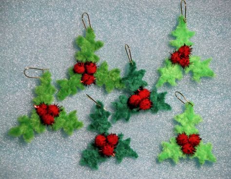 #pipe cleaner holly berry earrings 2013 NOV Craft Pipe Cleaners, Berry Earrings, Pipe Cleaner Crafts, Art Camp, Pipe Cleaners, Christmas Crafts For Gifts, Holly Berry, Camping Art, Pipe Cleaner