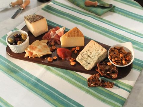 Cheeseboard Recipe, Appetizer Bread, Paella Party, Spanish Cheese, Spanish Party, Tapas Party, Patricia Heaton, Spanish Foods, Parties Food