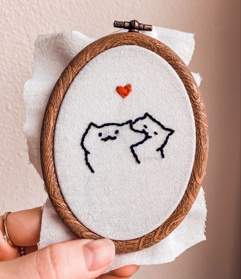 embroidery cute simple cats bite love couple hoop idea inspo thread needlework pattern Cute Embroidery For Boyfriend, Embroidery Patterns For Boyfriend, Embroidery Gift For Boyfriend, Embroidery Gifts For Boyfriend, Embroidery For Him, Embroidery For Guys, Embroidery Bf Gift, Super Easy Embroidery, Boyfriend Embroidery Gift