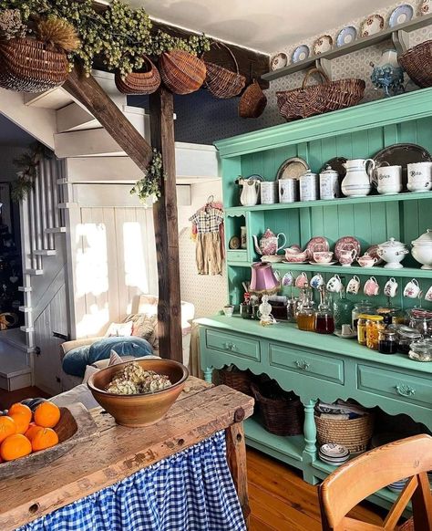 Ghibli Kitchen, Small Farmhouse Kitchen, Velvet Art, English Cottage Decor, Farmhouse Interior Design, Cottage Style Decor, Cottage Interior, Vintage Farmhouse Kitchen, Cottage Kitchens