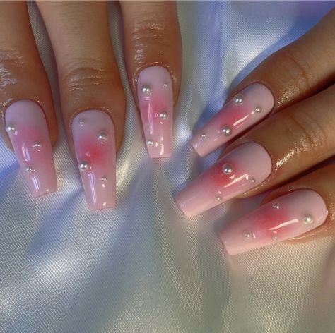 Aura Gradient Nails, Glitter Aura Nails, Nail Pearl Design, Korean Aura Nails, Acrylic Nails Pearls, Lighting Nails, Pink And Pearl Nails, Gradient Nail Art, Nails W Pearls