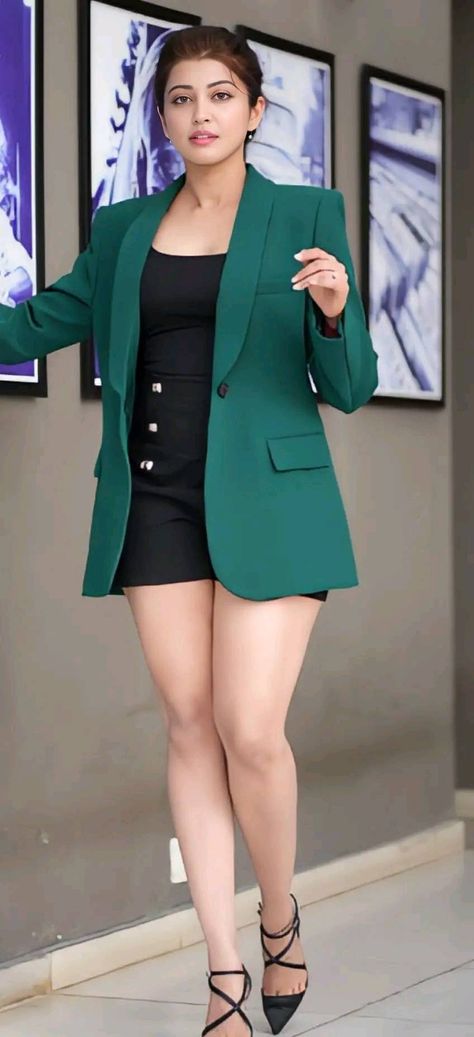 Parinitha Subhash, Praneetha Subhash, Pranita Subhash, 90s Bollywood Actress, Pranitha Subhash, Legs Outfit, Flight Attendant Fashion, Diabolik, Bollywood Girls