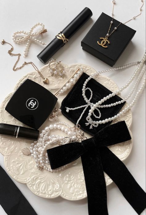 Jewelry, blair waldorf aesthetic, luxe, makeup, hair bows, pearl necklace, chanel blush, mac lipstick, chanel necklace, bow earrings, jennie kim vibes Estilo Blair Waldorf, Blair Waldorf Aesthetic, Vanellope Y Ralph, Chanel Aesthetic, Stile Blair Waldorf, Gossip Girl Aesthetic, Chanel Makeup, Dark Feminine Aesthetic, Luxury Lifestyle Dreams