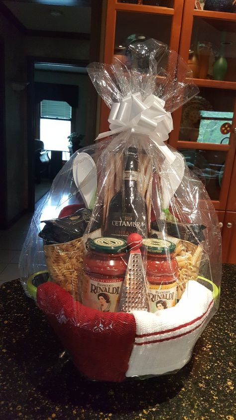 Pasta Basket Ideas, $50 Gift Basket Ideas, Pasta Gift Basket Ideas, Bingo Basket, Pasta Gift Basket, Family Gift Basket Ideas, Gift Basket Themes, Diy Christmas Gift Basket Ideas, Basket Themes