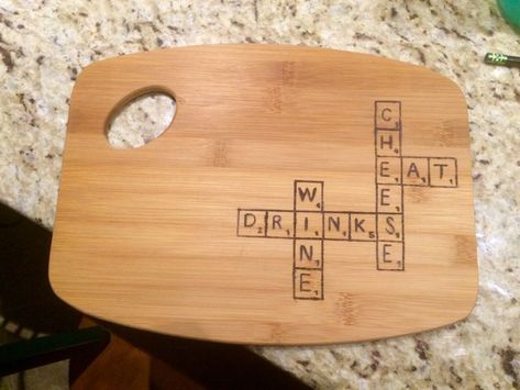 Woodburn Cheese Board, Wood Burned Charcuterie Board Diy, Pyrography Gifts, Wood Burning Gifts, Wood Burned Gifts, Tre Kunst, Router Projects, Wood Burn Designs, Woodburning Projects