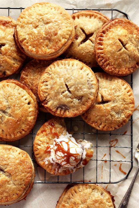 Pear Hand Pies, Pear Filling, Caramelized Pear, Ginger Pear, Mini Pie Recipes, Mini Chicken Pot Pies, Buttery Pie Crust, Mini Pie, Easy Puff Pastry