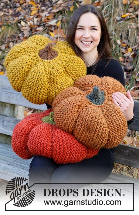 Hello Cinderella / DROPS Extra 0-1540 - Free knitting patterns by DROPS Design Free Pumpkin Knitting Pattern, Knit Pumpkin Pillow, Knitted Pumpkins, Halloween Knitting Patterns, Pillow Knitting, Pumpkin Patterns Free, Halloween Knitting, Crochet Pour Halloween, Cushion Cover Pattern