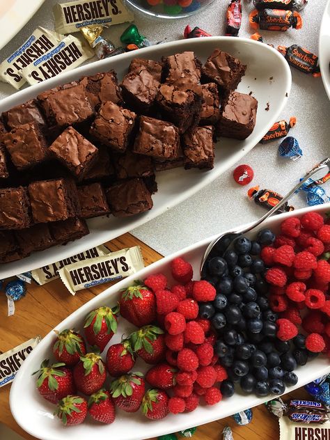 Party food: Brownies, fruit platter and candy Brownies Party Display, Brown Food Platter, Brownie Platter Presentation, Brownie Display Ideas, Brownie Board Platter, Brownie Charcuterie Board, Brownie Bites Dessert Table, Brownie Platter, Desert Platter