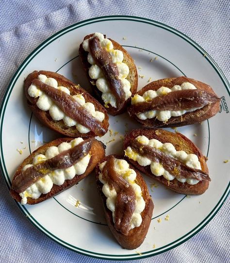 ANCHOVY RICOTTA TOASTS 🍋🍞!! featuring perfectly toasted baguette slices, ricotta squiggles, anchovies, lemon zest, and a drizzle of evoo 🫒!! whip ‘em up as a ‘lil lunch or snack!! they’re so tasty and as simple as can be!! recipe from the incredible @mykitchencupboard 🤩 Toasted Baguette Slices, Anchovy Recipes, Baguette Slices, Toasted Baguette, Ricotta Toast, Delicious Chicken Salad, Wine Dinner, Sliced Baguette, Chicken Salad Recipes