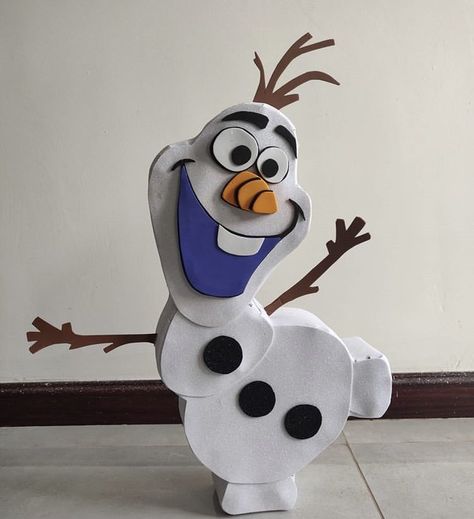 Olaf Diy, Christmas Cubicle Decorations, Olaf Snowman, Disney Olaf, Making Paper Mache, Cubicle Decor, Fun Easy Crafts, How To Make Paper, Christmas Wrapping