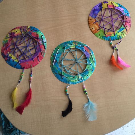 Paper plate dream catcher Paper Plate Dream Catcher, Paper Plate Dream Catcher Craft, Dream Catcher Preschool Craft, Paper Plate Wind Spinner, Dream Catcher Activity, Kids Dream Catcher, Preschool Displays, Recycled Dream Catcher, Dream Catcher For Kids