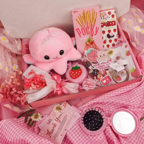 First Year Anniversary Gifts For Him, Pink Gift Basket, Cute People, Kawaii Valentine, Valentine Baskets, Strawberry Gifts, Valentine's Day Gift Baskets, Holiday Baskets, Gift Favors