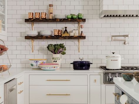 Kitchen Decor ideas Mdf Kitchen Cabinets, Mdf Kitchen, Kitchen Cabinet Trends, Subway Tile Kitchen, Kitchen Buffet, Kitchen Range Hood, Chinese Furniture, Kitchen Design Decor, Transitional Kitchen