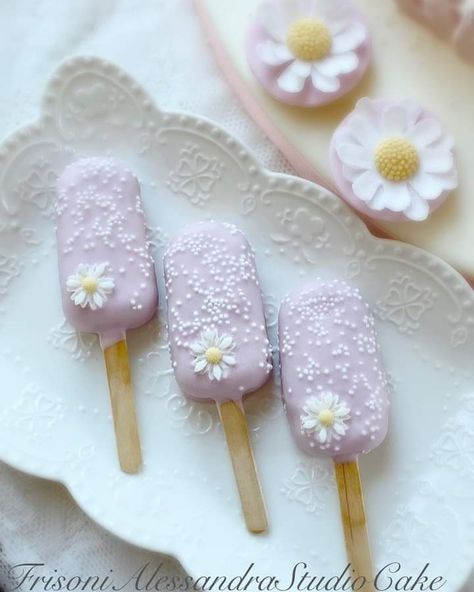 Daisy Themed Cakesicles, Flower Theme Desserts, Daisy Cakesicles, Flower Cakesicles, Daisy Treats, Daisy Cake Pops, Cake Sicles, Flower Cake Pops, 1st Bday Cake