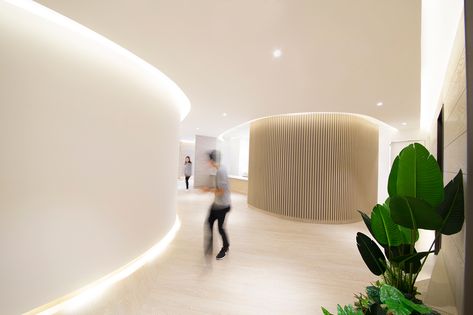 Tencent Doctorwork Clinics by Studio Adjective | Indesignlive.hk Healthcare Interior Design, Dental Office Design Interiors, Fertility Clinic, Food Innovation, Clinic Interior Design, Dental Office Design, Modern Office Design, Healthcare Design, Curved Walls