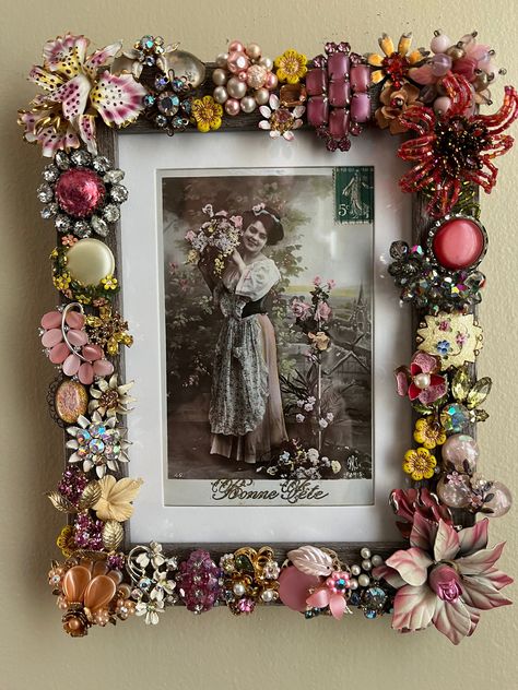 Interior Flowers, Jeweled Picture Frame, Jeweled Picture, Old Jewelry Crafts, Costume Jewelry Crafts, Vintage Jewelry Ideas, Jewelry Frames, Vintage Jewelry Repurposed, Diy Jewelry Projects