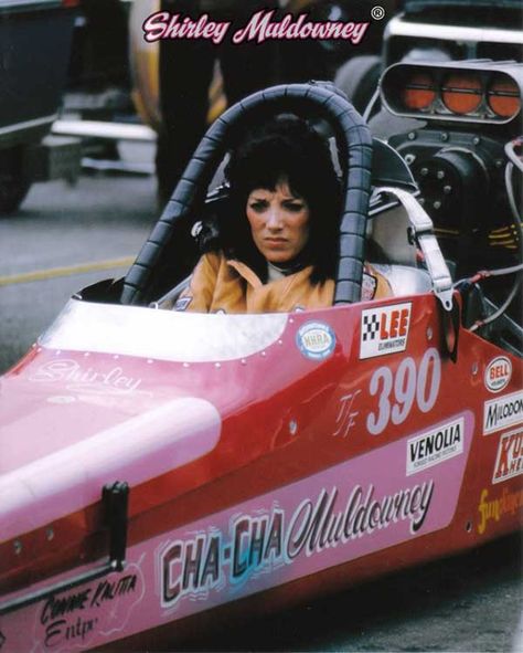 Also known as the “First Lady of Drag Racing”, she is the first woman to be licensed by the National Hot Rod Association and the first to drive a top fuel dragster. Throughout her racing career, Muldowney won a staggering 18 NHRA national events after which she retired in 2003. Nhra Drag Racing Cars, Shirley Muldowney, Custom Radio Flyer Wagon, Cars Women, Female Race Car Driver, Female Racers, Funny Car Drag Racing, Top Fuel Dragster, Nhra Drag Racing