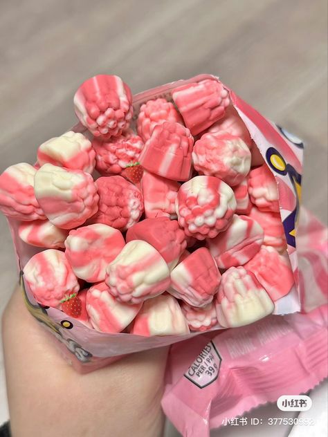 #douyin#ulzzang#korean#chinese#cute#aesthetic Junk Food Snacks Aesthetic, Chinese Candy, I Want Food, Pastel Cupcakes, Korean Snacks, Kawaii Cooking, Sleepover Food, Junk Food Snacks, Food Drinks Dessert