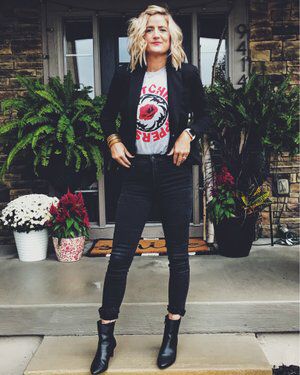 Black Blazer With Tshirt, Graphic Tee And Suit Outfit, Graphic Tee Date Night Outfit, Styling Black Graphic Tees, Band Tee With Blazer Outfit, Professional Graphic Tee Outfit, Black Blazer Tshirt Outfits For Women, Black Blazer Graphic Tee Outfit, Black Blazer Concert Outfit