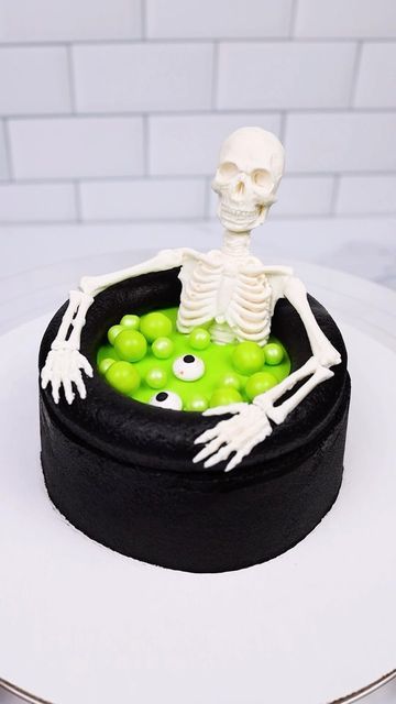 Spooky Halloween Cakes, Eid Sweets, Gothic Cake, Creepy Halloween Food, Cauldron Cake, Cake Competition, Pool Cake, Spooky Cake, Halloween Cake Decorating