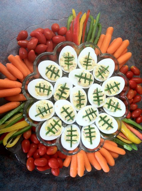 Football-themed deviled eggs featured on a veggie plate Healthy Tailgate Food, Sandwich Vegetarian, Super Bowl Food Healthy, Veggie Plate, Football Party Foods, Healthy Superbowl, Healthy Superbowl Snacks, Bowl Party Food, Football Snacks