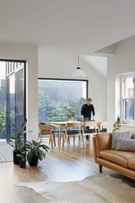 shadow house - Nic Owen Architects, Melbourne, Carlton, Inner City European Townhouse, Melbourne Townhouse, Townhouse Interior Design, Shared House, Townhouse Ideas, Dnevni Boravak, Townhouse Interior, Australia House, Los Angeles Interior Design