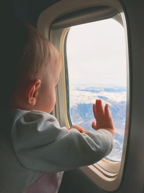 Tips for traveling with a baby on a plane and in a car Baby Flight, Stressful People, Baby On Plane, Traveling With A Baby, Travel Changing Pad, Just Go With It, Plane Photography, Plane Photos, Travel Photoshoot