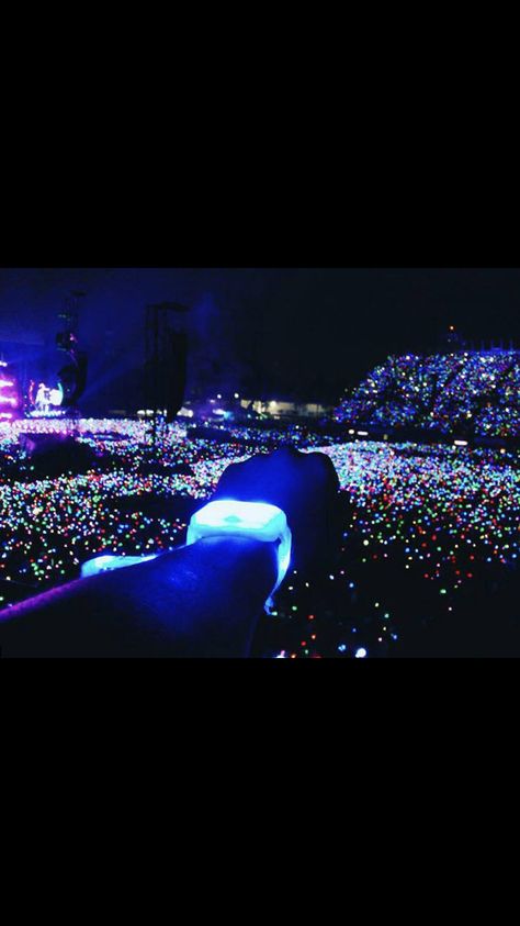 Coldplay Bracelet, Dark Bracelet, Glow Bracelets, Concert Fit, Chris Martin, Concert Fits, Coldplay, Glow Up?, In The Dark