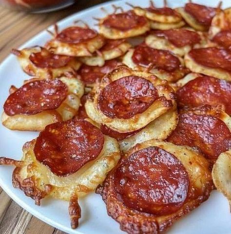 2 Ingredient Pizza Chips - Dieter24 2 Ingredient Pizza, Keto Pizza Sauce, Pizza Chips, Unique Snacks, Recipe For 2, Bites Recipes, Lazy Keto, Free Keto Meal Plan, Mom Recipes