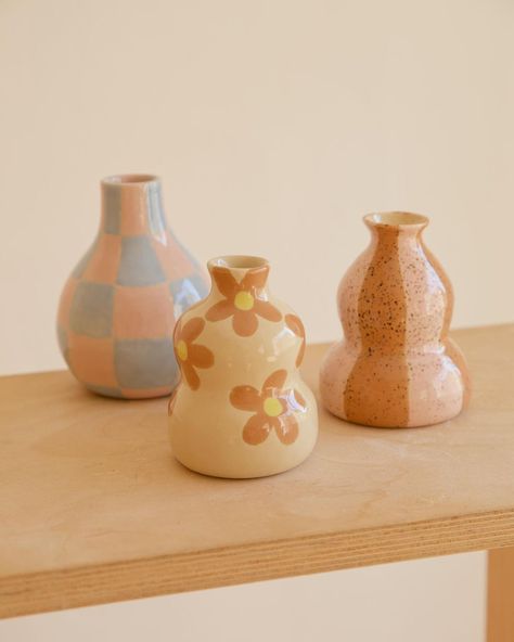 Pottery Painting Vase Ideas, Vase Art Drawing, Pottery Vase Painting Ideas, Clay Glaze, 2024 Art, Pottery Store, Pottery Inspo, Retro Revival, Beginner Pottery