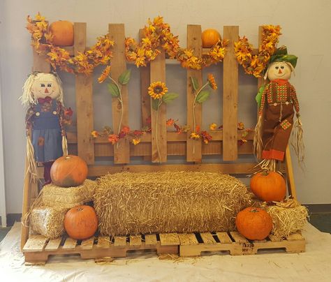 Photo booth for church Harvest Party. Under $15. Fall Photo Backdrop Ideas, Fall Festival Booth, Fall Photo Backdrop, Fall Photo Booth, Photo Backdrop Ideas, Fall Festival Decorations, Fall Festival Games, Fall Backdrops, Fall Harvest Party