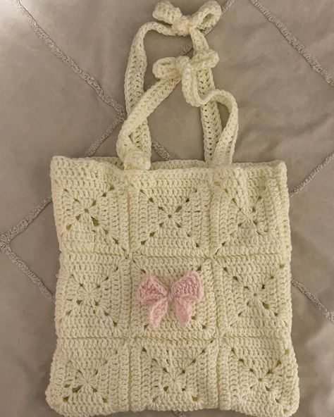 Tops A Crochet, Crochet Bows, Pink Coquette, Crochet Handbags Patterns, Crochet Fashion Patterns, Crochet Tote Bag, Fun Crochet Projects, Crochet Tote, Diy Crochet Projects