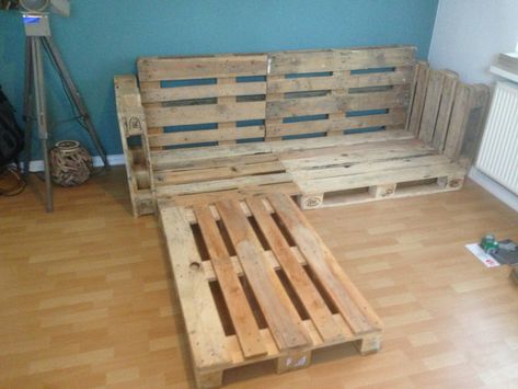 Pallet Chaise Lounge Diy, Diy Boho Couch, Diy L Shaped Couch, How To Make A Couch, Pallet Sofa Indoor, Pallet Couch Diy Indoor, Furniture Store Interior, Floor Seating Living Room, Diy Pallet Couch