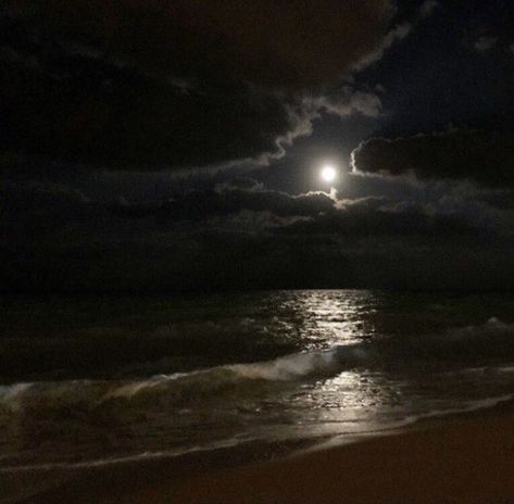 Calming Pictures, Dark Beach, In The Pale Moonlight, Ocean At Night, Beach At Night, Moon Photos, Look At The Moon, Beach Night, Divine Nature