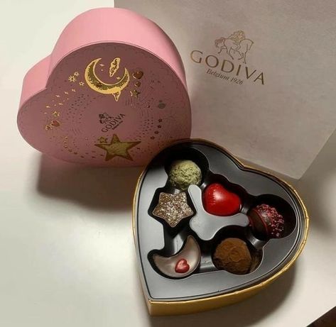 Heart Chocolate Box Aesthetic, Heart Box Of Chocolates Aesthetic, Chocolate Box Gift Aesthetic, Chocolate Box Aesthetic, Box Of Chocolates Aesthetic, Designer Chocolate, Valentines Aesthetic, Chocolate Packaging Design, Food Advice