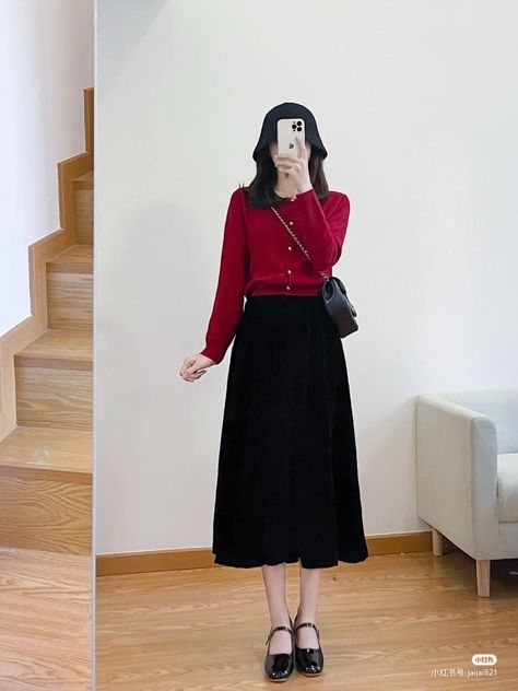 Red Shirt Black Skirt Outfits, Yn Pictures, Trendy Dress Styles, Rok Outfit, Black Skirt Outfits, Fashion Dresses Formal, Stylish Short Dresses, Casual College Outfits, Red Dresses Classy