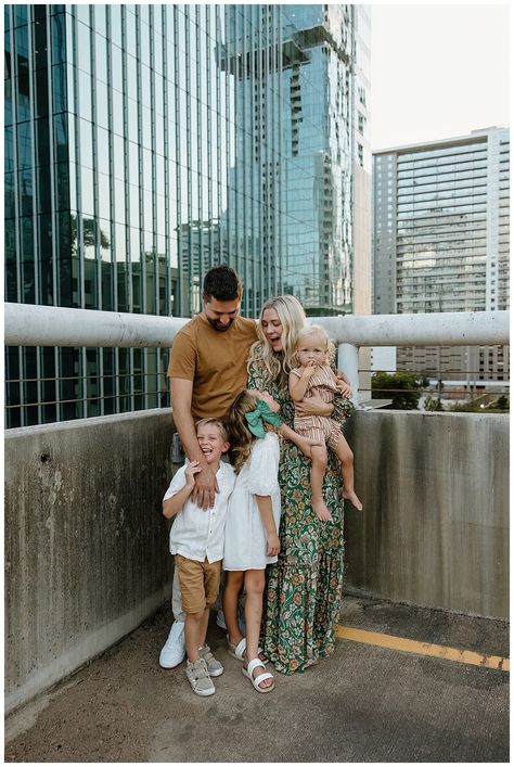 Who says you have to stick to the “traditional” spots for your family photos this year?! This Downtown Austin rooftop family session was a DREAM to document. They had so much fun the entire time, you would never know it was well over 100 degrees! As an Austin lifestyle family photographer, THAT is what I want for your family…every single time. Click to see more from this perfect outdoor family photo session! Downtown Family Session, Rooftop Family Photoshoot, Downtown Family Photoshoot, City Family Photos, Urban Family Photos, Fall Photo Outfits, Outdoor Family Photos, City Family, Family Pic