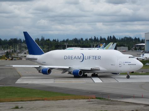 Boeing Dreamlifter Boeing Dreamlifter, Boeing Dreamliner, Phone Lock Screen Wallpaper, Phone Lock, Commercial Aircraft, Aircraft Pictures, Boeing 747, Lock Screen, Screen Wallpaper