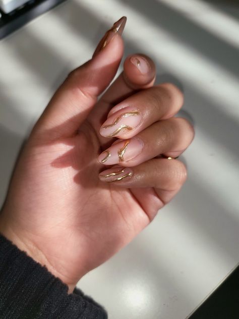 Nails gold chrome nude matte Gold Lining Nails, Almond Nail Gold Design, Gold Detail Acrylic Nails, Almond Nails Stripes, Natural Nails With Gold Line, Metallic Gold Nails Almond, Gold Drop Nails, White Chrome With Gold Nails, Gold Accent Almond Nails