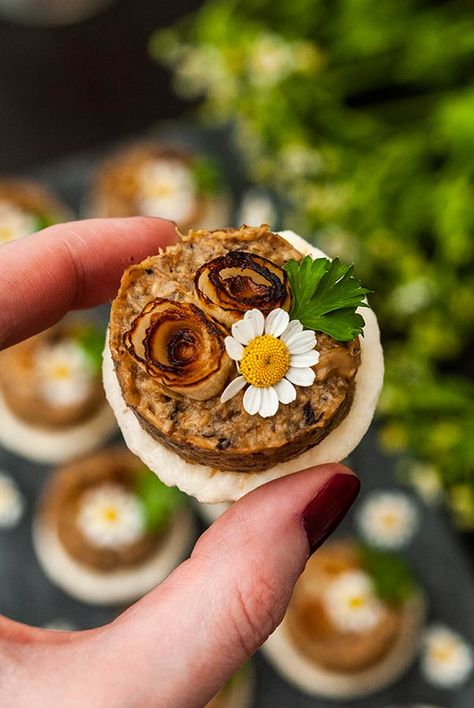 Vegan Mushroom Pâté with Roasted Garlic Canapés - With creamy roasted garlic and caramelized onion will be the prettiest, and tastiest appetizers at your elegant veggie-friendly party! A gluten-free recipe that’s totally vegan and so easy to make! #appetizers, #vegan, #mushroom Garnishes For Cocktails, Appetizers Vegan, Vegan Party Snacks, Easy Canapes, Cocktail Appetizer, Easy To Make Appetizers, Vegan Mushroom, Recipe Tin, Charcuterie And Cheese Board