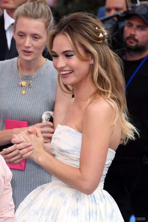 Lily James Hairstyle, Victoria Fuller Hair, Easy Curled Ponytail Hairstyles, Fairytale Prom Hair, Half Up Half Down Hair Front Pieces Out, Wedding Hair Curtain Bangs, Bridesmaids Hair Down, Volume Wedding Hair, Lily James Hair