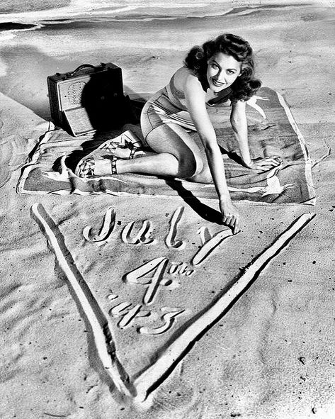 Ava Gardener, Classic Americana, Ava Gardner, Old Hollywood Stars, Rita Hayworth, Happy 4th Of July, Happy 4 Of July, Golden Age Of Hollywood, Vintage Beach