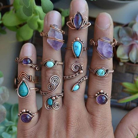 Wire Wrapped Crystal Love (@abbeyroadcollection) • Instagram photos and videos Wire Wrapped Jewelry Rings, Wire Wrapped Crystals, Crystal Wire Wrap, Crystal Jewelry Diy, Wrapped Crystals, Wire Ideas, Wire Wrap Ring, Wire Jewelry Rings, Wire Wrapped Stone Jewelry