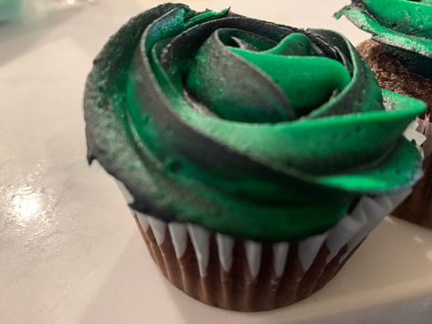 Choc cupcakes - black frosting is choc buttercream. Green is vanilla buttercream Green White And Black Cupcakes, Black And Green Cupcakes, Black Frosting, Green Cupcakes, Black Ice, Vanilla Buttercream, Cookie Cake, Cupcake Cookies, Frosting