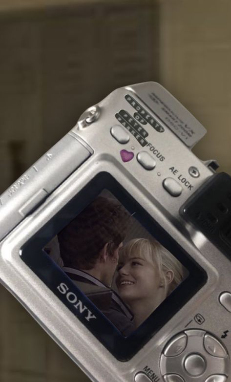 picture of peter parker and gwen stacy through a camera Peter Parker Gwen Stacy, Spiderman Pfp, Emma Stone Gwen Stacy, Peter Parker Andrew Garfield, Garfield Wallpaper, Andrew Garfield Spiderman, Peter 3, Garfield Spiderman, Bug Boy