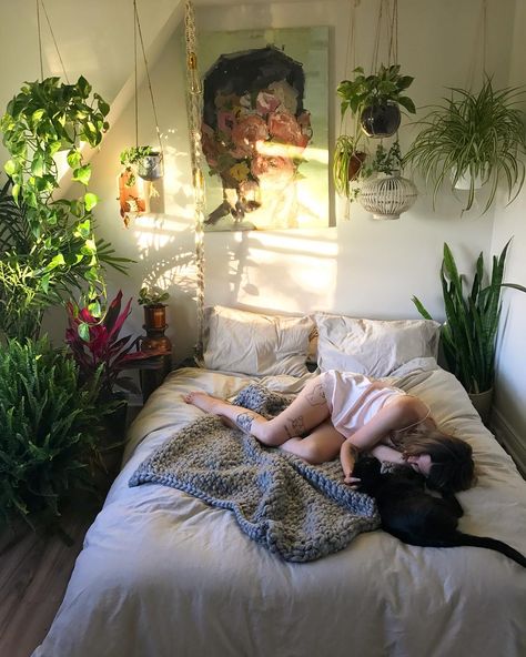 At first I thought the plants were weird but then I was like that would actually be so calming Warm Bedroom, Moody Bedroom, Dekorasi Kamar Tidur, Bohemian Bedroom Decor, Bedroom Plants, Bohemian Bedroom, Bedroom Vintage, Design Del Prodotto, Decor Minimalist