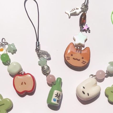 Clay Charm Bracelet Ideas, Cute Clay Trinkets, Air Dry Clay Charms Diy, Cute Clay Projects, Clay Charms Cute, Clay Charm Ideas, Clay Keychain Ideas, Clay Phone Charm, Clay Crafts Ideas